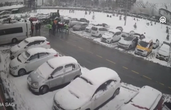 Depremde binaların yıkılma anı güvenlik kamerasında