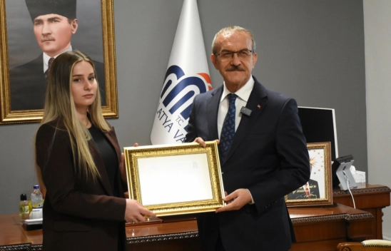 Depremde Engelli Öğrenciyi Kucağında Taşıyan Öğretmene Başarı Belgesi Verildi