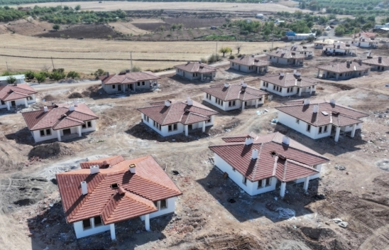 Depremden etkilenen Yeşilyurt'ta 135 köy evinin kaba inşaatı tamamlandı