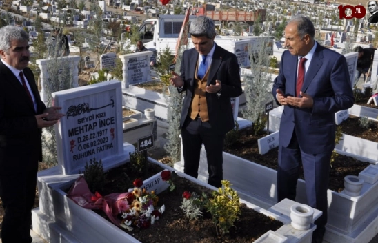 Depremlerde hayatını kaybeden öğretmenlerin kabri ziyaret edildi