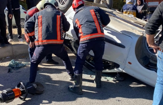 Devrilen otomobildeki 2 kişi yaralandı