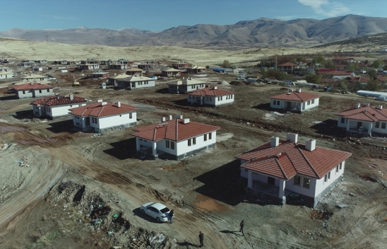 Doğanşehir'de köy tipi afet evlerinin inşası sürüyor