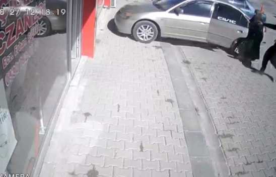 Park Halindeki Otomobil İş Yerine Girdi