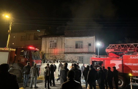 Elazığ'da bir binanın çatısında çıkan yangın söndürüldü