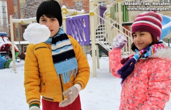 Elazığ'da çocukların kar sevinci