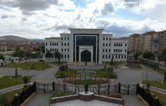 Caddelere kısıtlama, evlere uyarı etiketi