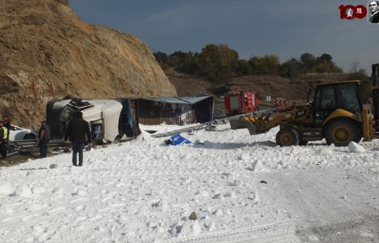 Elazığ'da devrilen tuz yüklü tırın sürücüsü yaralandı