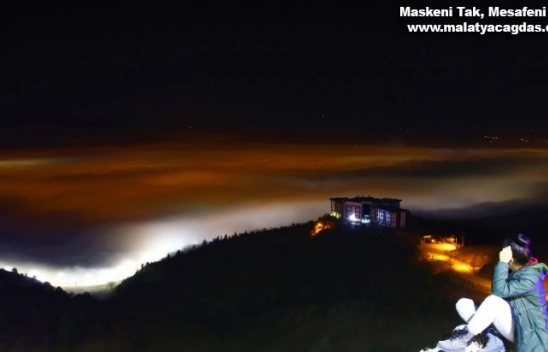 Elazığ'da sis, şehir ışıklarıyla görsel şölen oluşturdu