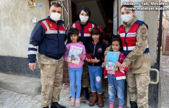 Jandarma depremzedeleri unutmadı