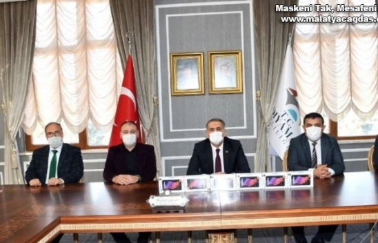 Elazığlı iş adamından Adıyamanlı öğrencilere tablet