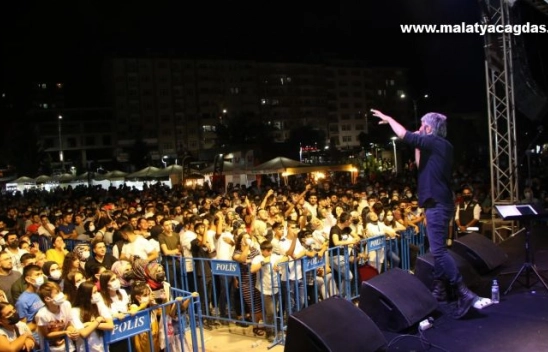 Elazığlılar Salçalı Köfte Festivalinde Zafer Döner'le coştu