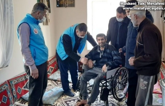 Engelli kardeşlere tekerlekli sandalye