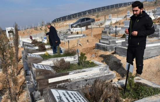 Enkaz altındaki ailesini cep telefonu sinyaliyle bulan Hanlıoğlu, yaşadıklarını unutamıyor