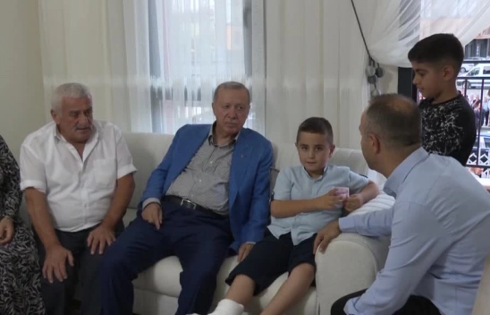 Erdoğan, Yeni Evlerinde Depremzede Zengin Ailesine Konuk Oldu