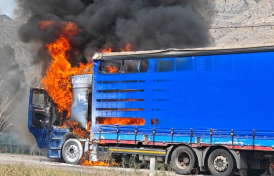 Erzurum'da Tır Yangını Paniğe Neden Oldu