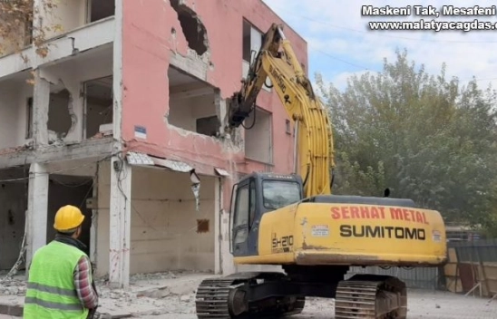 Eski belediye binasının yıkımına başlanıldı