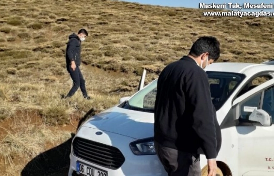 Filyasyon ekibinin aracı çamura battı