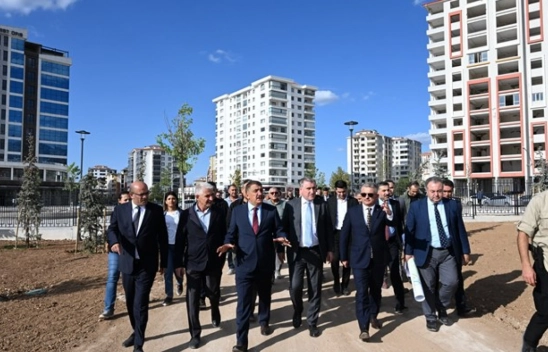 Gençlik ve Spor Bakanı Osman Aşkın Bak, 100. Yıl Parkı'nı gezdi