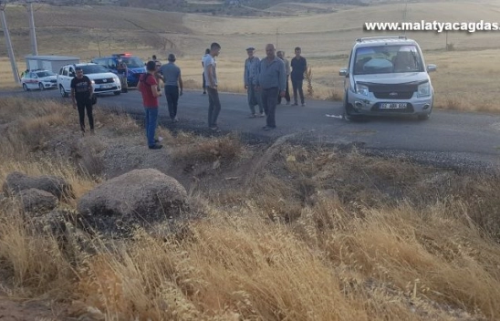 Hafif ticari araç yoldan çıktı 2 yaralı