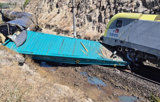 İki Tren Çarpıştı, 1 Kişi Yaralandı: Hekimhan'da Korkutan Kaza
