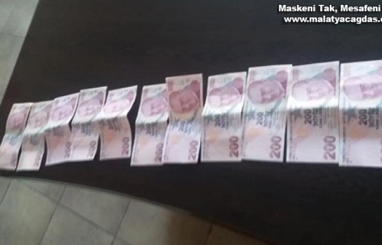 Cüzdanı sahibine teslim etti