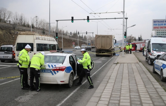 Kamyonun çarptığı yaya öldü