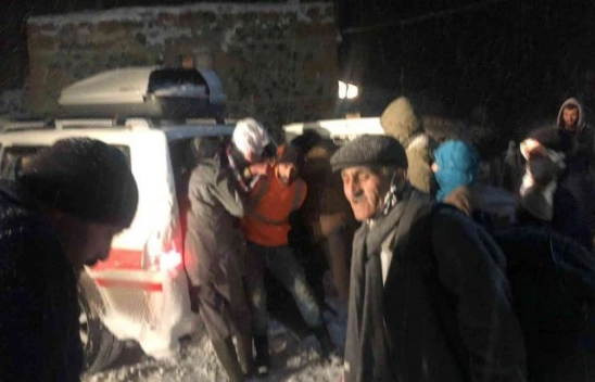 Kar nedeniyle ulaşıma kapanan mezrada hastaları karla mücadele ekipleri  kurtardı