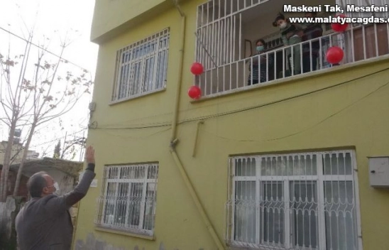 Karantinada olan engelli kızın doğum günü mutluluğu