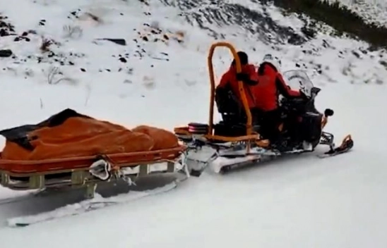 Karın kapattığı yolları aşarak hamile kadını hastaneye yetiştirdiler