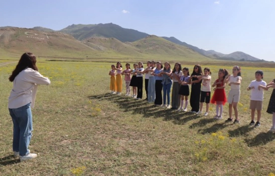 Kars'ta çocuklar uçurtma şenliğiyle eğlendi