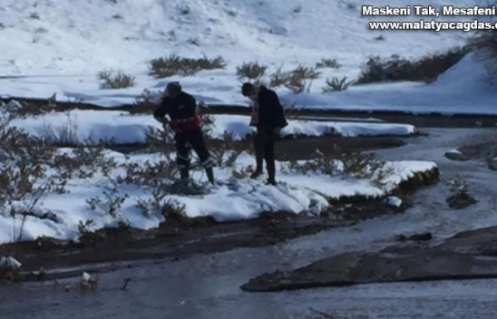 Kartopu oynarken bataklığa saplandı