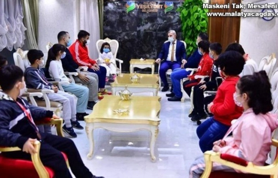 Kata şampiyonlarını misafir etti