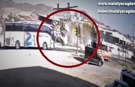 Kazada, ambulansın takla atma anı kameraya yansıdı