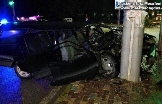 Direğe çarpan otomobil hurdaya döndü 5 yaralı