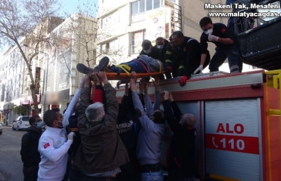 Klima ile duvar arasına sıkışan işçiyi itfaiye ekipleri kurtardı