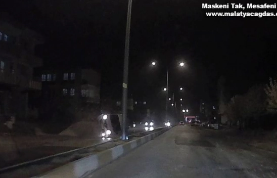 Kum yığınına çarpıp uçan araç güvenlik kamerasında