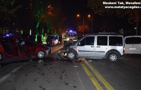 3 aracın karıştığı kazada 4 kişi yaralandı