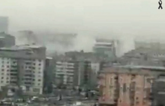 Malatya'da 5.6'lık depremde yıkılan binaların toz bulutu kamerada