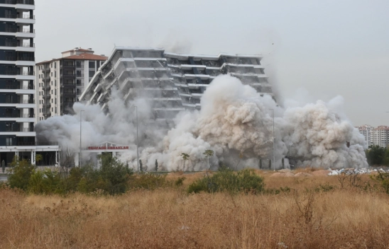 Malatya'da ağır hasarlı 14 katlı bina patlayıcı kullanılarak yıkıldı