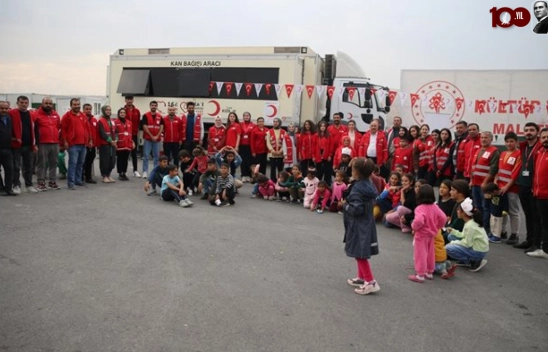 Malatya'da depremzede çocuklarla sokak oyunları oynadı
