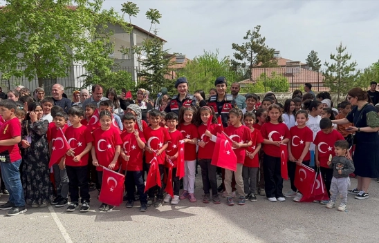 Malatya'da jandarma personeli çocuklarla 23 Nisan'ı kutladı