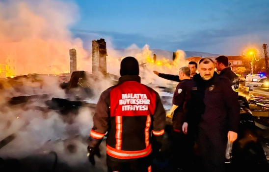 Malatya'da Sanayi Sitesindeki Yangında 7 Dükkan Zarar Gördü