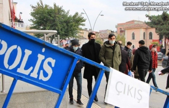 Maske kullanımı yüzde 100, sosyal mesafe yetersiz