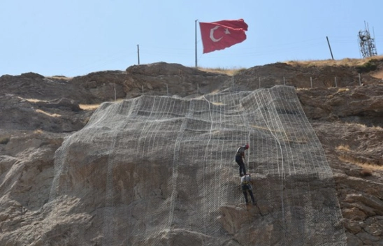 Mir Kalesi'nde Kaya Islahı: Tarihi Dokuya Zarar Vermeden Güvenlik Sağlanıyor