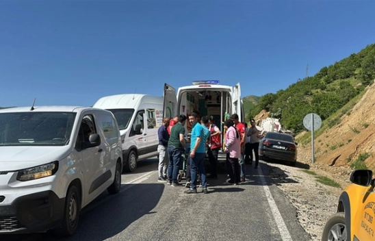 öğrenci servisinin devrilmesi sonucu 14 kişi yaralandı