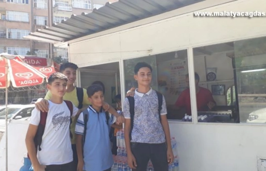 Okulların açılması öğrencileri sevindirdi, esnafın yüzünü güldürdü