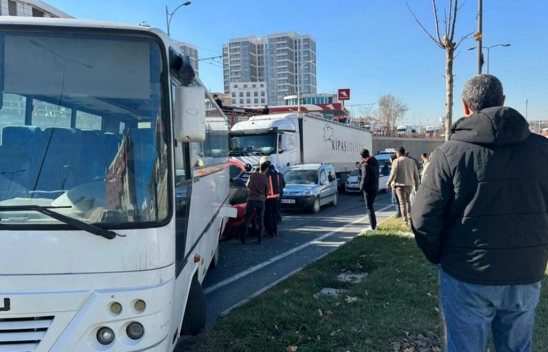 Otomobil ile servis aracı çarpıştı, 2 kişi yaralandı