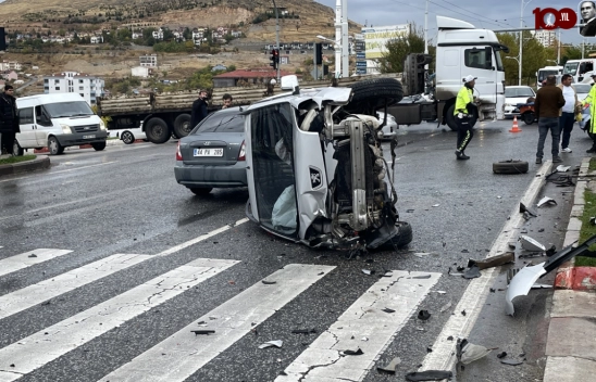 Otomobille çarpışan hafif ticari araç devrildi