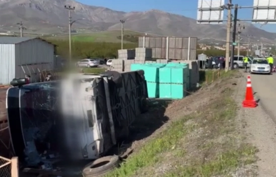 Otomobille çarpışarak devrilen otobüsteki 15 kişi yaralandı