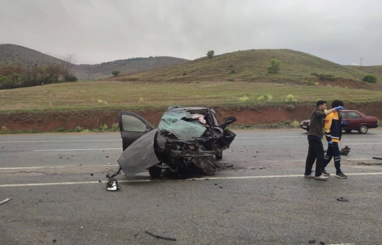 Otomobiller kafa kafaya çarpıştı: 2 ölü, 2 yaralı
